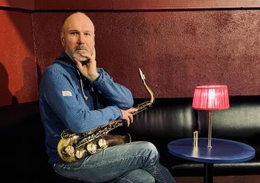 Jazzmusiker Bendik Hofseth med sin saksofon på Cosmopolite Scene.